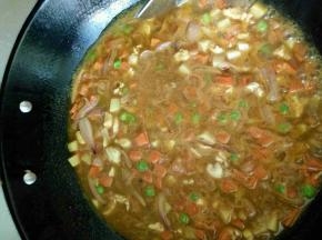 加入番茄酱、黑胡椒粉、生抽一小勺、适量清水、咖喱酱