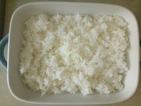 烤碗中盛入一半的米饭