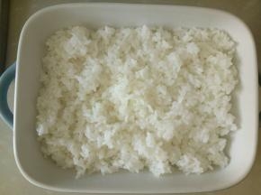 烤碗中盛入一半的米饭