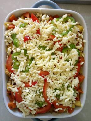 再铺一层马苏里拉芝士，放入预热好的烤箱200度15分钟即可