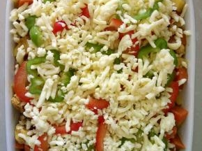 再铺一层马苏里拉芝士，放入预热好的烤箱200度15分钟即可