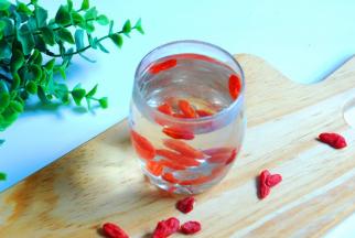 枸杞15克泡一杯枸杞水。