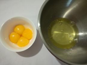 分离蛋清蛋黄。蛋白盆需无油无水。