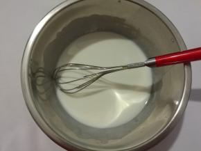 分离蛋清蛋黄。蛋白盆需无油无水。