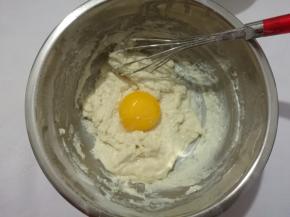 一字型或十字形混合均匀，（不可划圈搅拌，以免起筋），搅拌均匀后加入一个蛋黄。