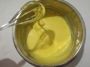 混合均匀后再加入另一个，直到四个加完，图中是四个蛋黄加完后混合均匀的热烤箱上110度，下125度。