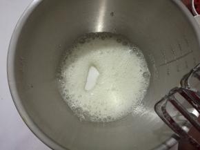 混合均匀后再加入另一个，直到四个加完，图中是四个蛋黄加完后混合均匀的热烤箱上110度，下125度。