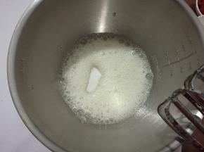 混合均匀后再加入另一个，直到四个加完，图中是四个蛋黄加完后混合均匀的热烤箱上110度，下125度。