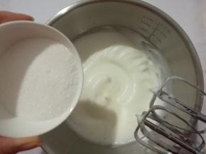 继续搅打至蛋白细腻，加入第二次糖。