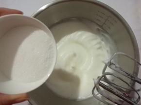 继续搅打至蛋白细腻，加入第二次糖。