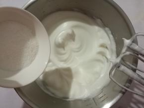 蛋白出现纹路，加入第三次细砂糖。