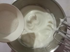 蛋白出现纹路，加入第三次细砂糖。