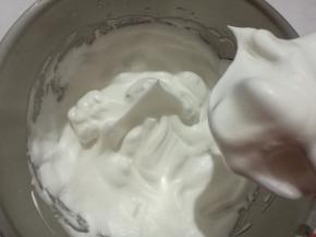 继续搅打至拉起打蛋器出现直立的尖角状态，蛋白打发完成。