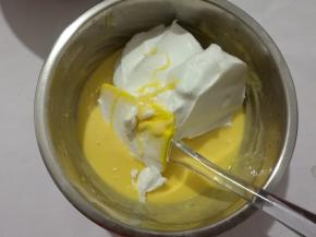 取三分之一蛋白放入蛋黄盆内，翻拌或切拌均匀。