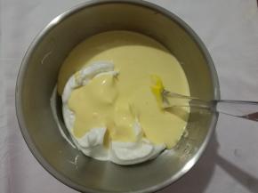 倒回蛋白盆内，继续以翻拌或切拌的手法混合均匀。