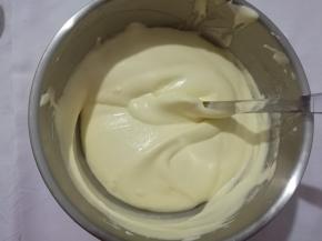 图中是蛋糊混合好的状态，有些浓稠，太稀或者有泡泡就是消泡了。