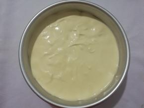 继续倒入剩下的蛋糊，轻震两下，震出大气泡。