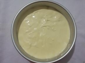 继续倒入剩下的蛋糊，轻震两下，震出大气泡。