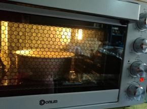 送入预热好的烤箱，以上火110度，下火120度，烘烤60——70分钟。