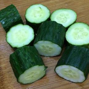 黄瓜洗干净，去掉两头，切成适合的小段