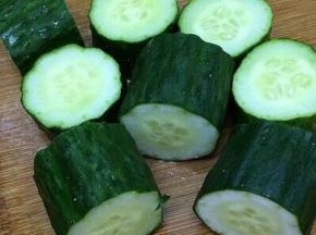 黄瓜洗干净，去掉两头，切成适合的小段