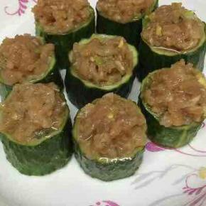 锅里加入适量的水烧开，将做好的酿黄瓜，连盘子一起放入蒸锅中，蒸十分钟