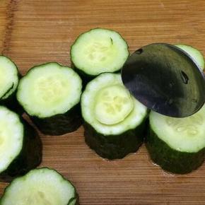 用小勺挖去中间的籽和瓤，底部不要挖漏了