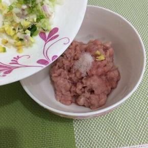 盐直接放入肉馅中，在将姜葱末倒入碗中