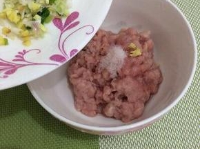 盐直接放入肉馅中，在将姜葱末倒入碗中