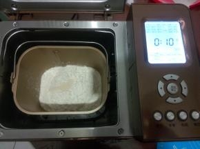 中种面团材料放入面包机桶内，启动一个和面程序10分钟，揉成光滑的面团。