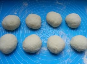 排气后整形，均分成8个小面团，盖保鲜膜松弛10分钟。