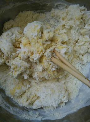 除黄油外，所有材料混合在一起揉成面团