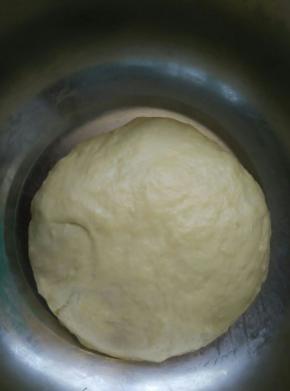 加入软化好的黄油，揉成光滑的面团