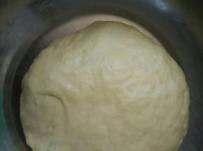 加入软化好的黄油，揉成光滑的面团