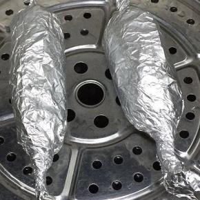 锅里加入适量的水烧开，将做好的鸡腿卷放入，大火蒸十五分钟即可