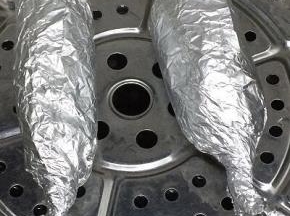 锅里加入适量的水烧开，将做好的鸡腿卷放入，大火蒸十五分钟即可