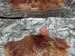 拿两张锡纸，将鸡腿肉放在锡纸上面