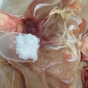 鸡腿肉内侧洒上盐