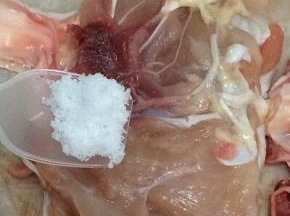 鸡腿肉内侧洒上盐