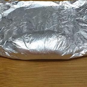 然后在将锡纸卷好捏紧