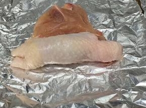 鸡腿肉从一头卷起