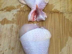 鸡腿去骨，先在细的地方用刀背拍一下，使骨头断开，然后在肉多的地方，用刀慢慢的将筋切断，从肉多的地方往下滑，将骨去掉