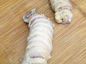 用刀切成片（片的薄厚随意）