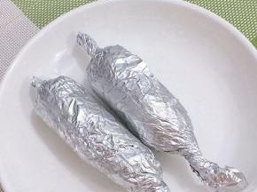 蒸好的鸡腿卷拿出晾凉