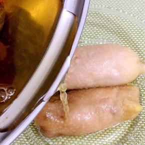 放入晾凉的汁中浸泡，盖上保鲜膜，放入冰箱冷藏一晚上