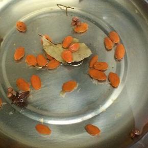 汤锅里加入水和调料煮开二分钟左右后，放凉制成汤汁