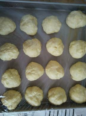 取出发酵好的面团揉揉排气，平均分成44克一个共16个，余下的做小熊耳朵用