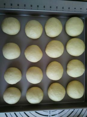 松弛15分钟后揉成光滑的圆面团