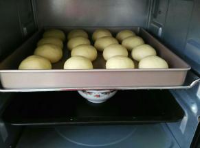 揉圆的面团放入烤箱进行二次发酵