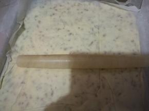 倒入铺了油纸的烤盘上，擀面杖擀平，整理成大约2厘米厚的大方块。